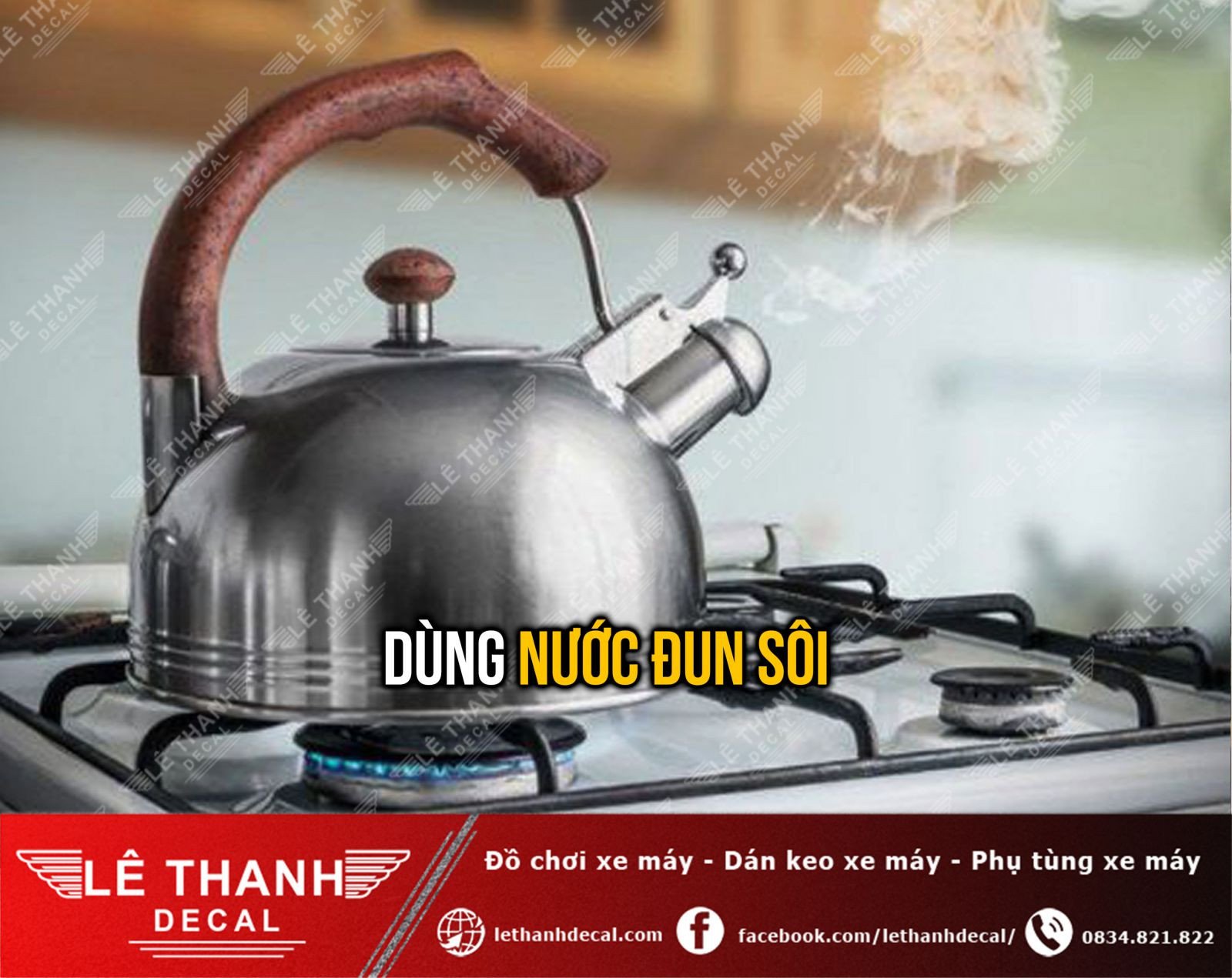 Rưới nước sôi làm mềm keo dán decal xe máy