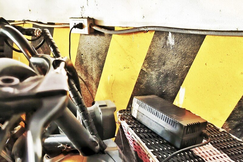 Rút sạc pin/ắc quy sớm nếu thấy nguồn điện không ổn định, bị chập chờn