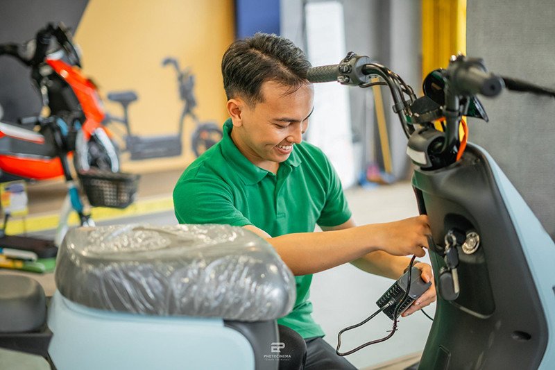 Rút sạc pin/ắc quy xe điện sớm khi thấy sạc đã lâu nhưng vẫn không đầy pin