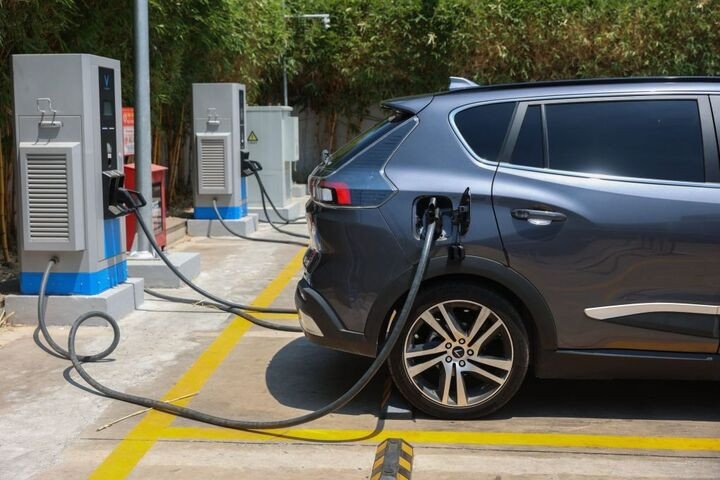 Sạc xe điện khi chưa cần thiết có thể gây hại cho ắc quy