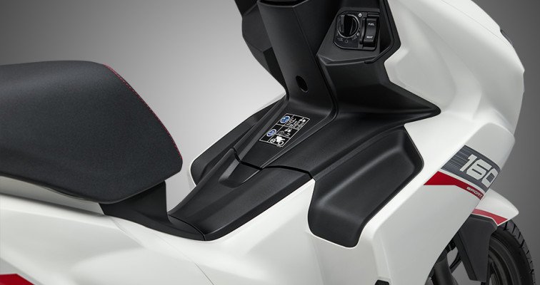 Sàn để chân rộng rãi mang lại tư thế lái thoải mái cho người sử dụng xe