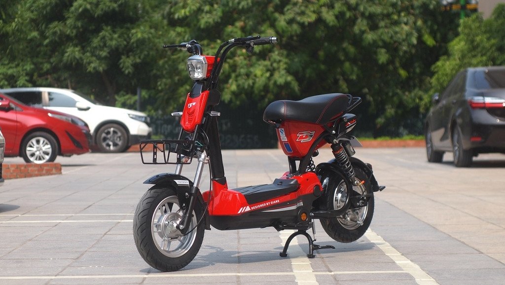 Sàn để chân rộng rãi và hệ thống tay ga nhạy bén trên xe điện 133