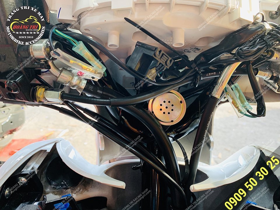 Sản phẩm kèn báo rẽ được lắp đặt gọn gàng và không làm ảnh hưởng đến hệ thống đèn khác của xe