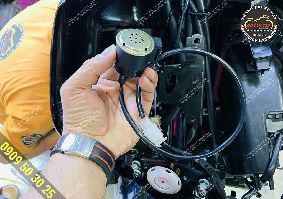 Sơ đồ hoặc hình ảnh minh họa giắc cắm đơn giản giúp việc lắp đặt thiết bị báo xi nhan trở nên dễ dàng