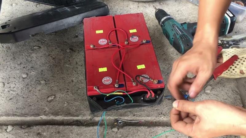 Sơ đồ minh họa việc kết nối nối tiếp 4 bình ắc quy để tăng điện áp