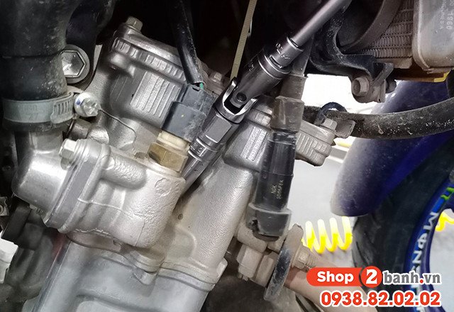 Sơ đồ vị trí bugi trên xe ga, thường nằm khuất bên trong khung xe