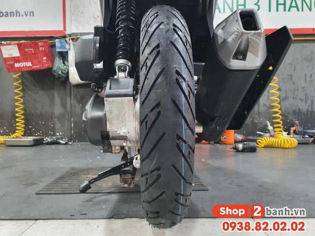 So sánh các loại hoa văn gai lốp xe máy khác nhau trên mặt đường khô