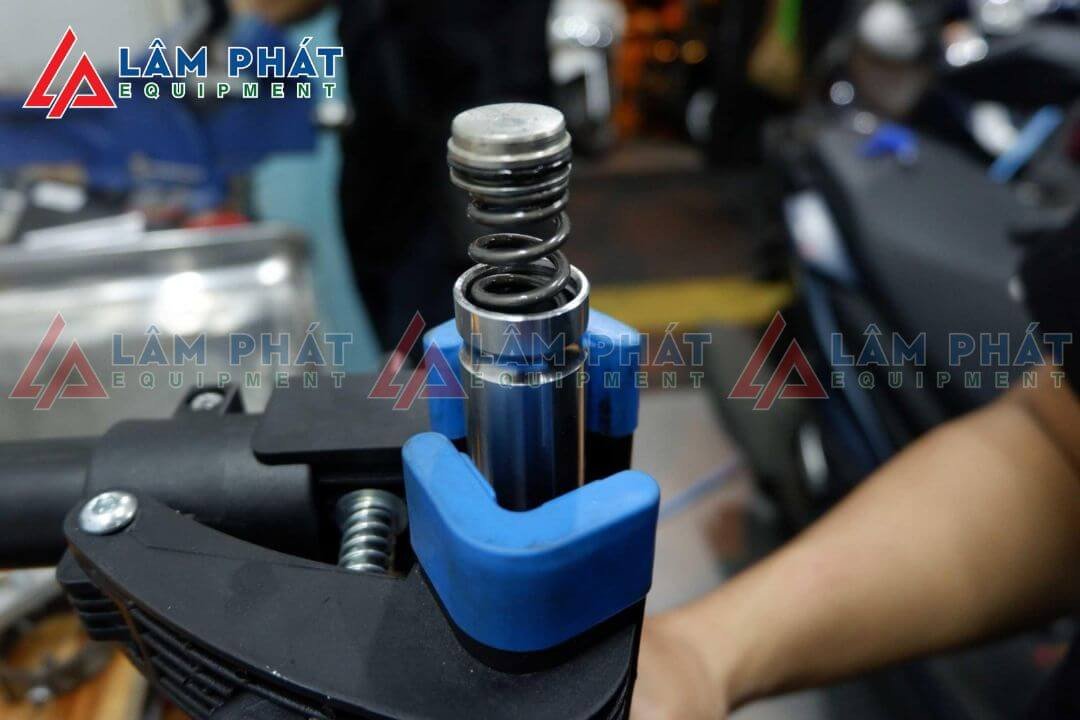 So sánh chi phí sửa chữa và thay thế giảm xóc