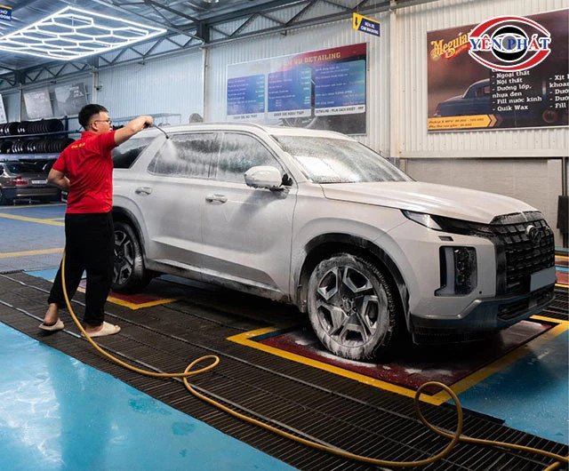 So sánh dịch vụ rửa xe và chăm sóc chuyên sâu
