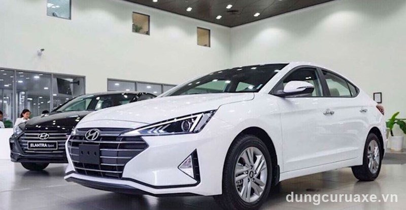 So sánh độ phản chiếu ánh sáng của xe máy màu trắng và đen