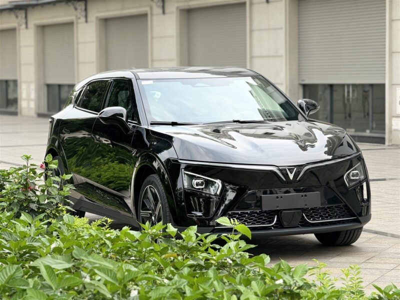 So sánh giá bán VinFast VF7 và Peugeot 3008 GT