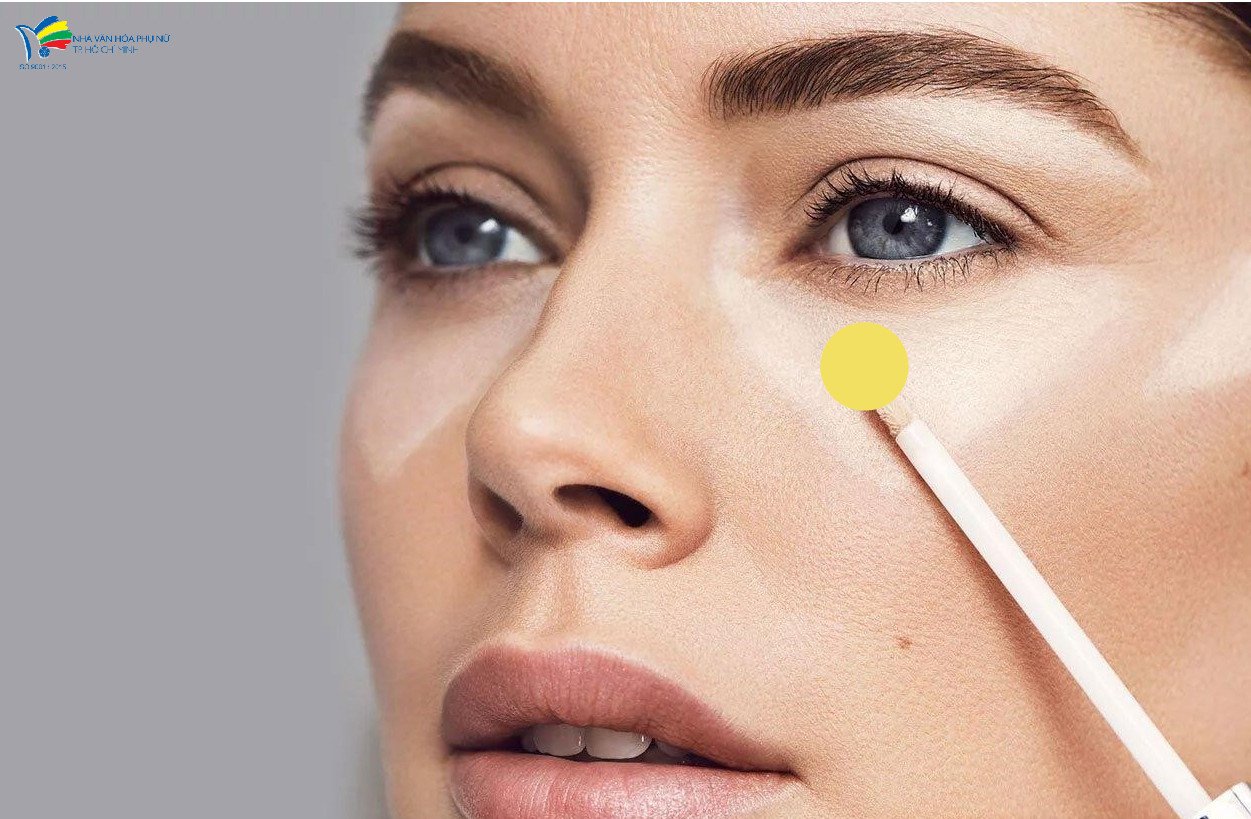 So sánh hiệu quả che phủ quầng thâm mắt với sự trợ giúp của màu hiệu chỉnh sắc tố