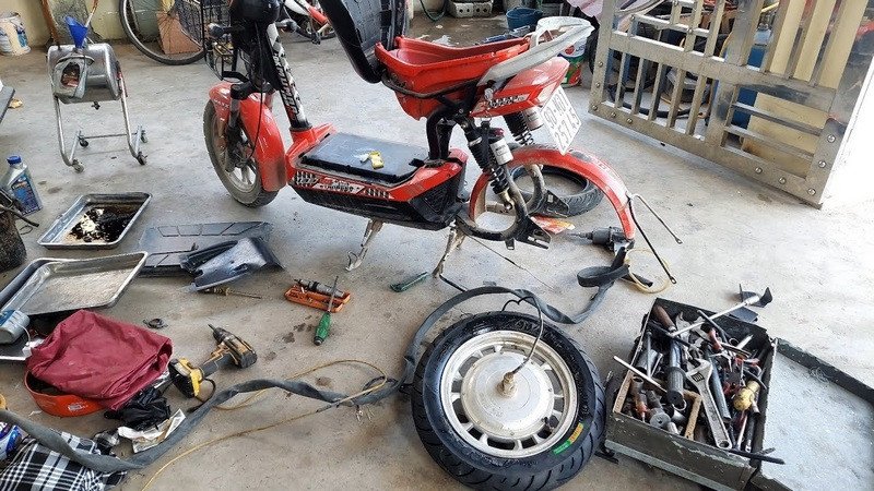 So sánh lốp xe máy điện mới và lốp đã mòn