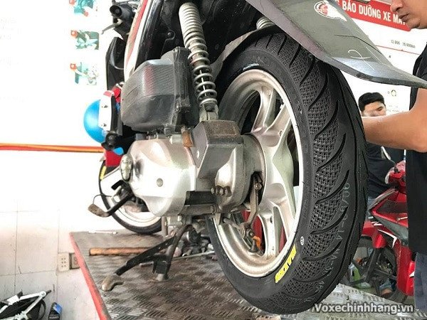 So sánh thiết kế gai lốp của Maxxis và Timsun dành cho xe tay ga