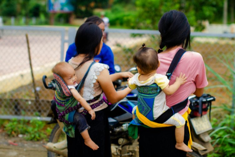 So sánh tư thế địu và ngồi ghế cho bé khi đi xe máy