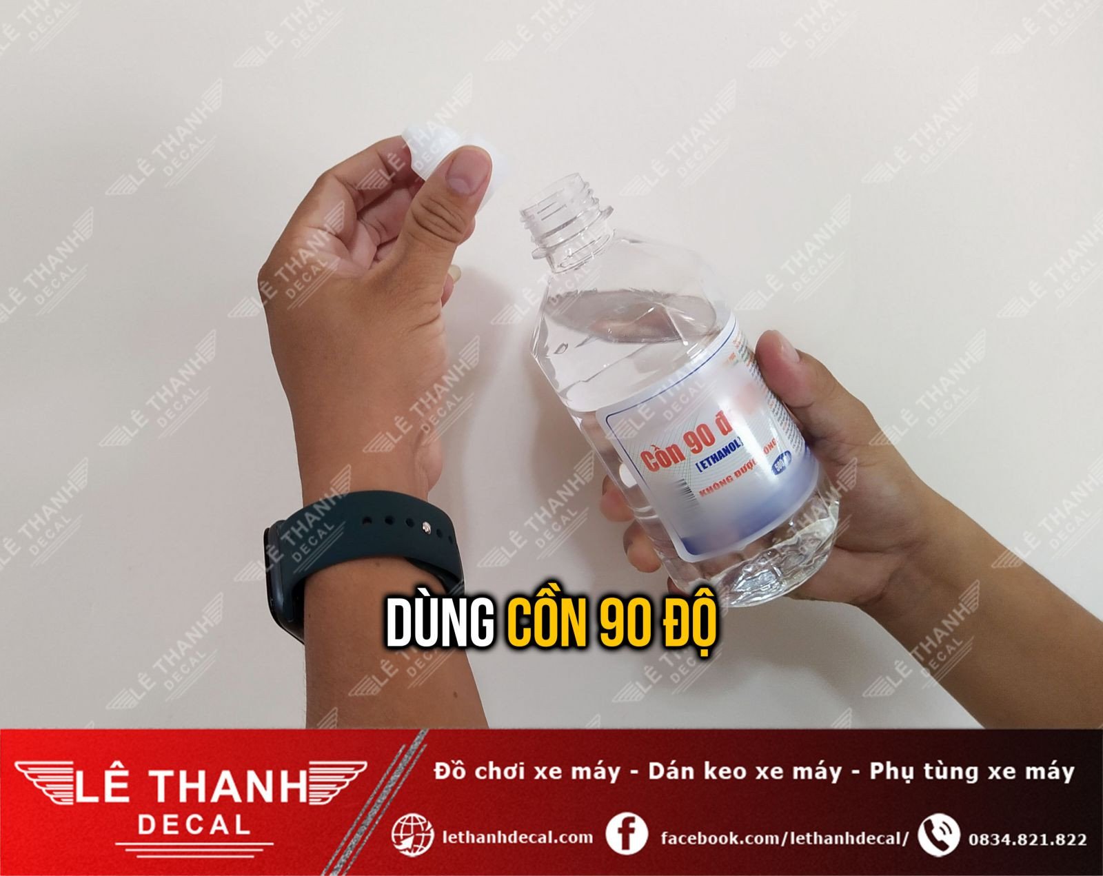 Sử dụng cồn 90 độ để xử lý vết keo bám dính trên xe