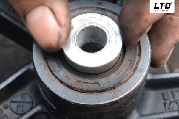 Sử dụng dụng cụ chuyên dụng để đảm bảo việc thay thế vòng bi chính xác và an toàn