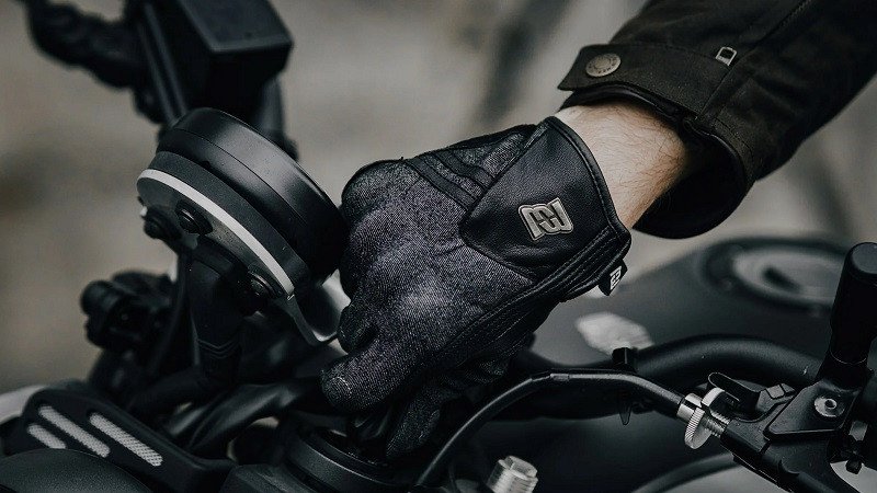 Sử dụng găng tay phù hợp để giữ ấm tay, đảm bảo khả năng kiểm soát xe