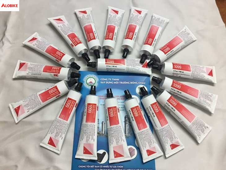 Sử dụng keo dán chuyên dụng để sửa chữa yếm xe máy