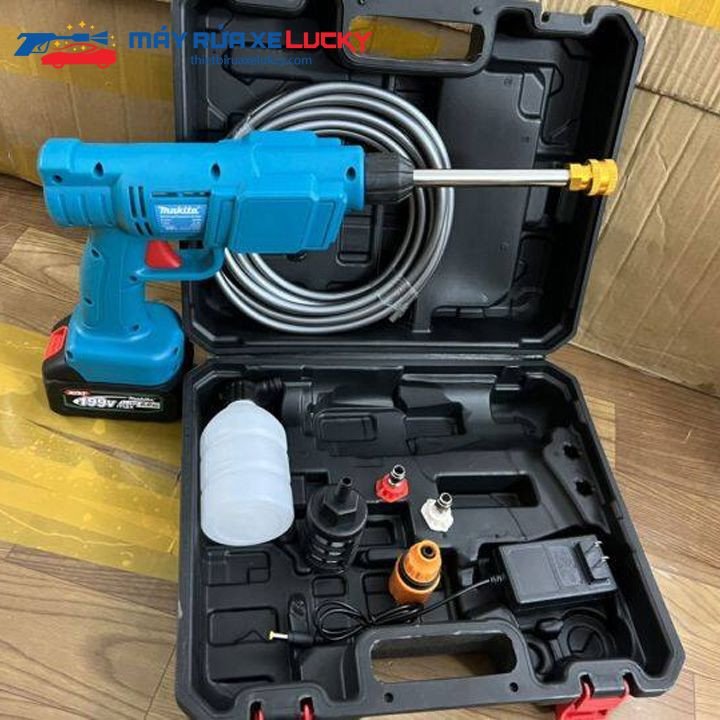 Sử dụng máy bơm rửa xe pin Nhật bãi trong gia đình