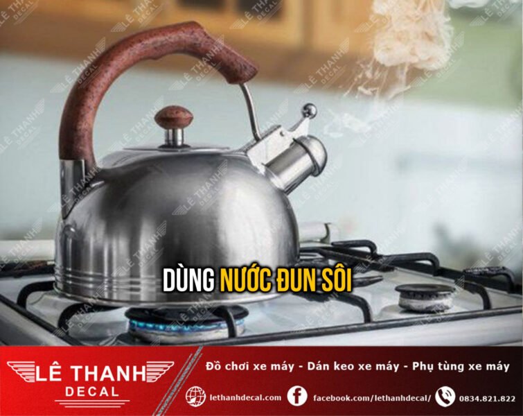 Sử dụng nước nóng để làm mềm keo decal xe máy