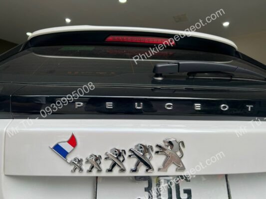 Sự kết hợp giữa logo sư tử và các phụ kiện xe hơi Pháp khác