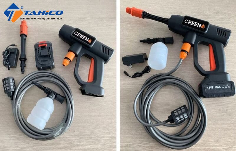 Súng rửa xe cao áp mạnh mẽ đang làm sạch bụi bẩn bám trên thân xe ô tô