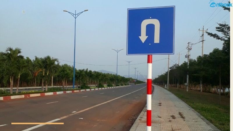 Tài xế cần chú ý an toàn khi thực hiện đổi hướng di chuyển trên đường