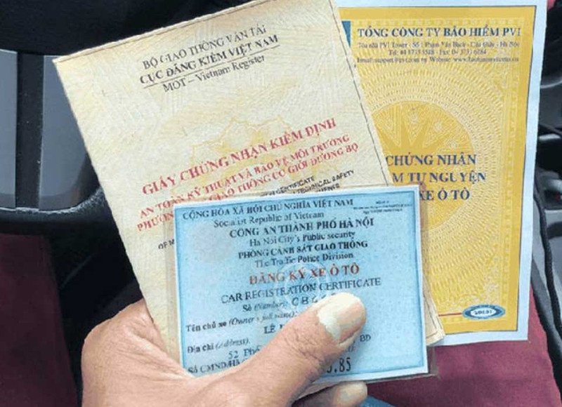 Tài xế chuẩn bị giấy tờ trước khi vào trạm kiểm định
