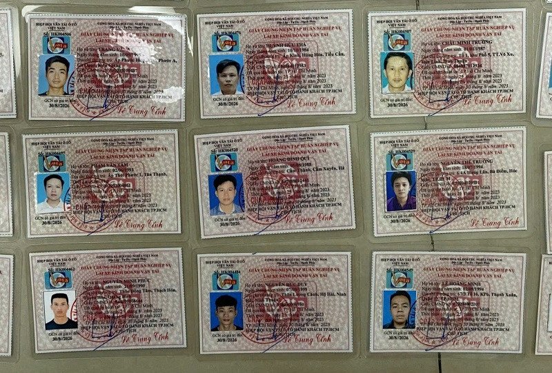 Tài xế đang kiểm tra giấy tờ trước khi xuất hành