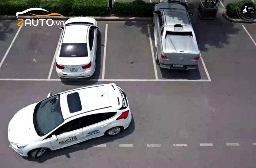 Tài xế đang quan sát gương chiếu hậu và camera lùi trước khi bắt đầu lùi xe