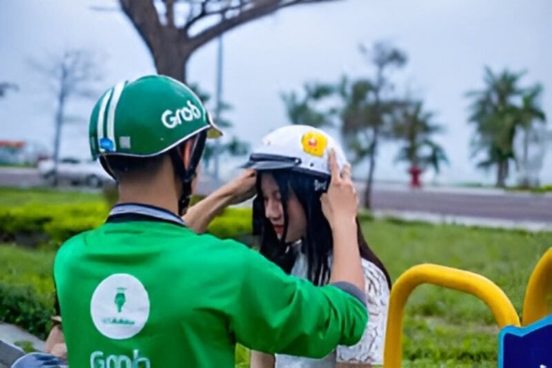 Tài xế Grab đang chuẩn bị di chuyển phục vụ khách hàng tại khu vực Biên Hòa