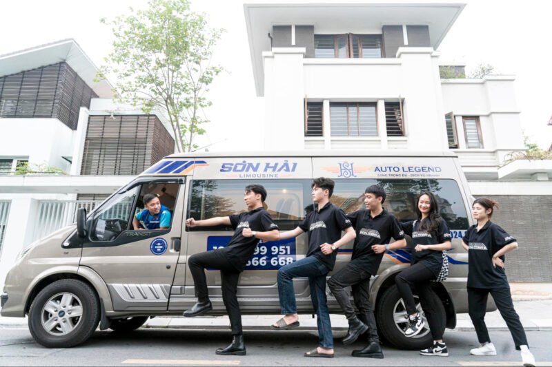 Tài xế và không gian bên trong xe limousine sang trọng chuẩn bị cho chuyến đi Hải Phòng - Hạ Long