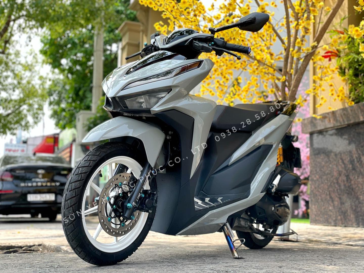 Tân trang toàn bộ dàn áo xe máy sau khi hàn nhựa giúp xe trông như mới