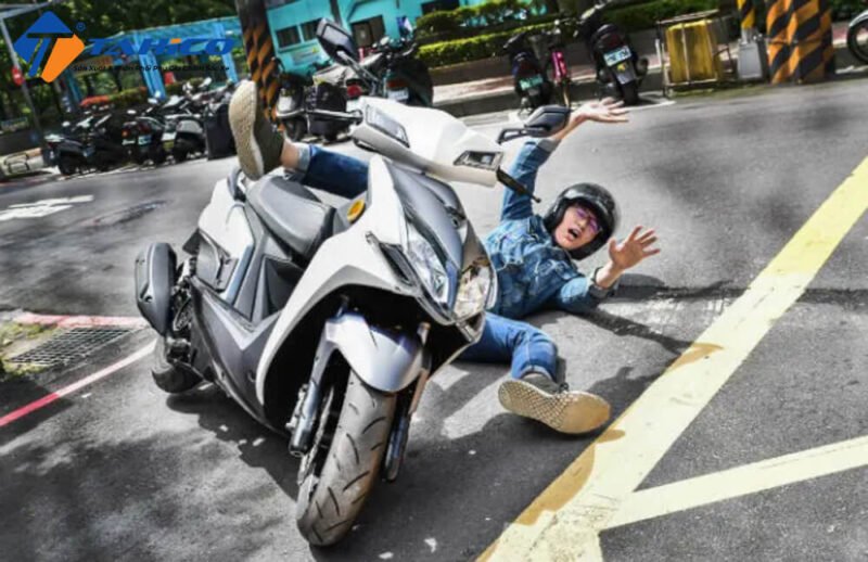 Tay lái xe máy bị nghiêng do cổ xe bị lệch