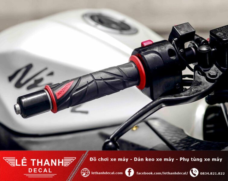 Tay nắm xe máy được trang bị phụ kiện cao cấp