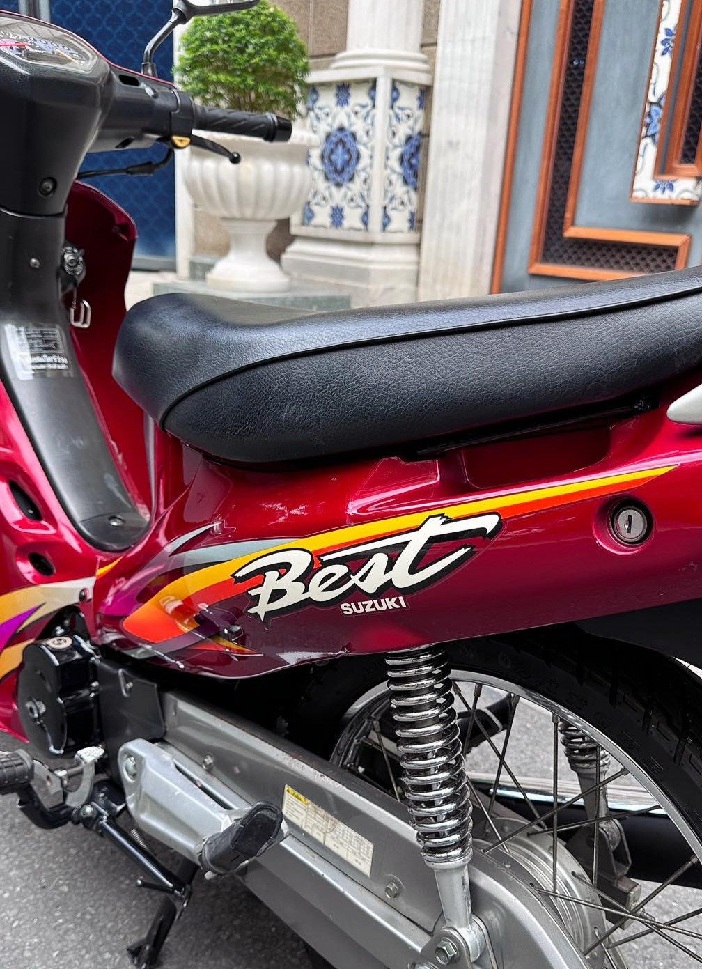 Tem xe nguyên bản còn mới trên thân xe Suzuki Best