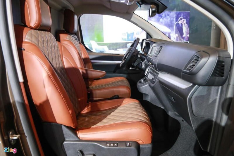 Thân xe Peugeot Traveller nhìn từ phía trước