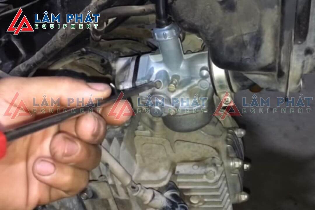 Thao tác chỉnh sửa bộ chế hòa khí trên xe máy