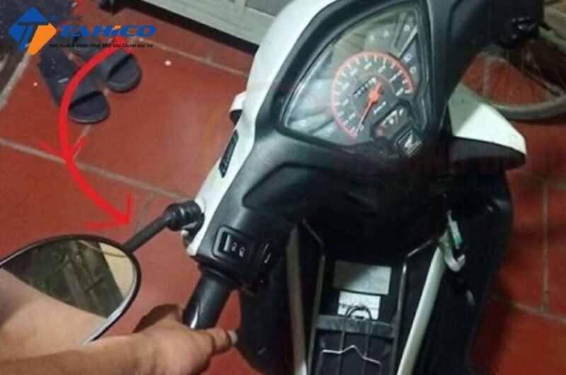 Thao tác chuẩn bị trước khi khóa cổ xe Wave