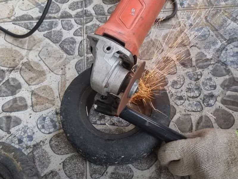 Thao tác dùng dụng cụ để nắn chỉnh phần chân chống bị cong