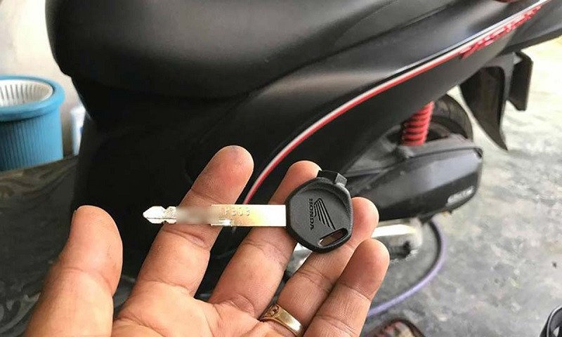 Thao tác khóa cổ xe Vision đời cũ bằng chìa khóa cơ đơn giản