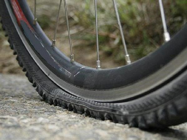 Thao tác kiểm tra tay phanh để khắc phục lỗi xe không chạy