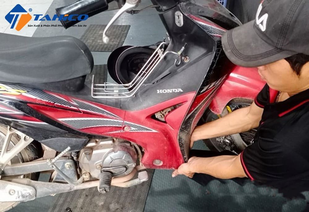 Thao tác kiểm tra và xử lý bugi khi xe khó nổ