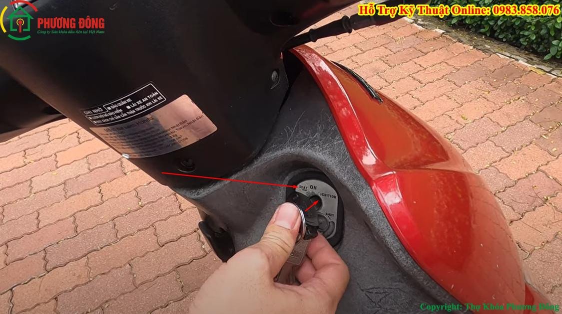 Thao tác mở cốp sau xe Honda Lead đời cũ bằng chìa khóa