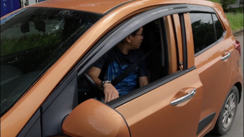 Thao tác mở cửa xe ô tô từ bên trong đối với ghế lái