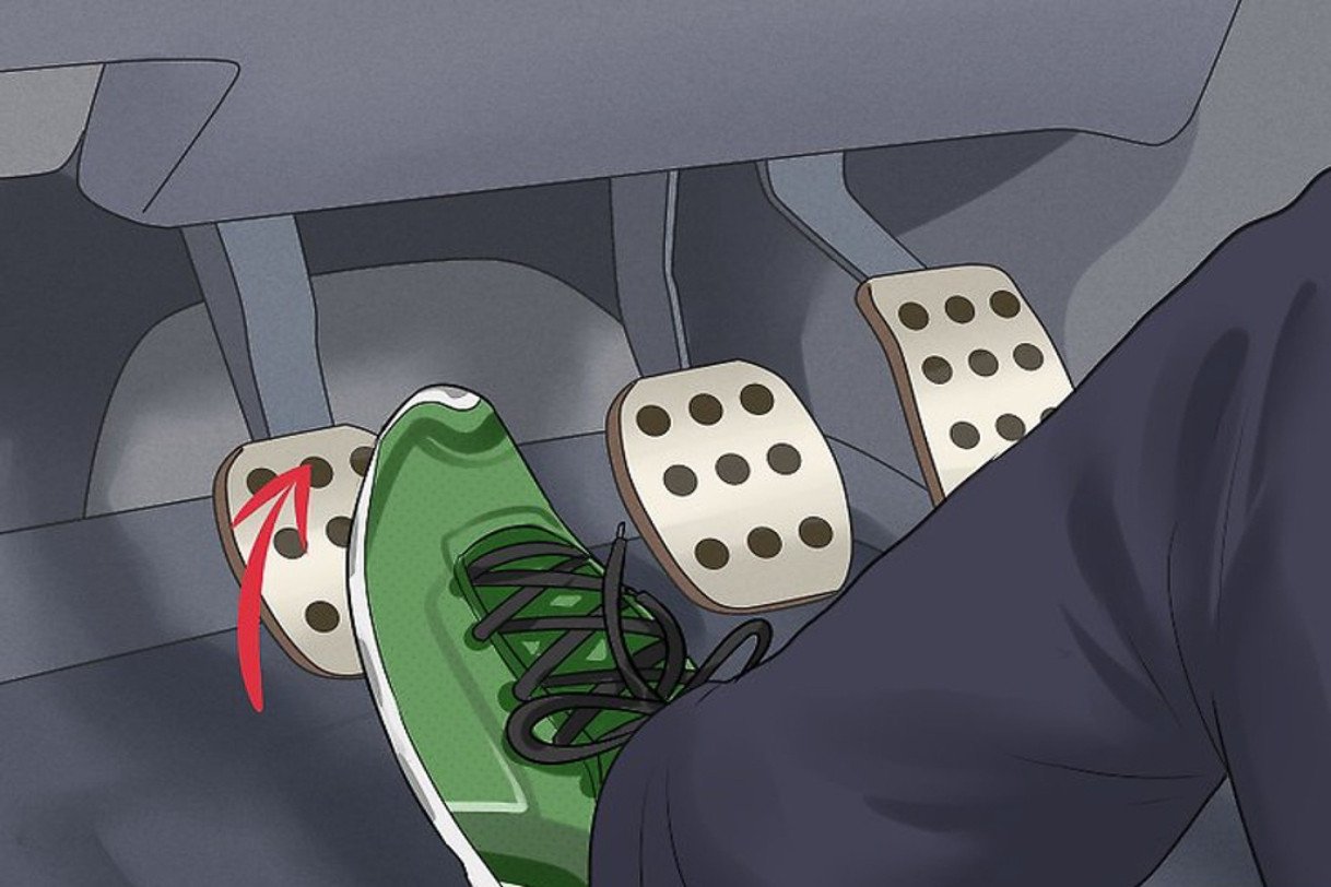 Thao tác phối hợp nhả côn và đạp ga khi xe bắt đầu di chuyển