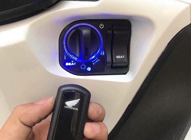 Thao tác sử dụng FOB để mở khóa xe Lead