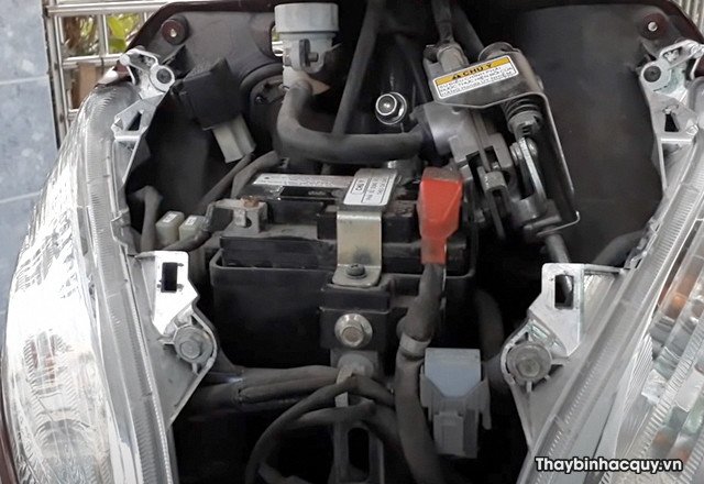 Thao tác tháo các cực điện và thanh cố định bình ắc quy Vision