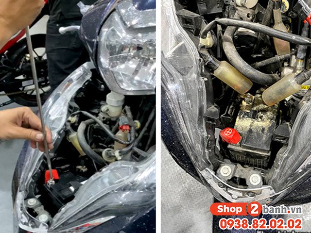 Thao tác tháo mặt nạ để tiếp cận bình ắc quy xe Lead